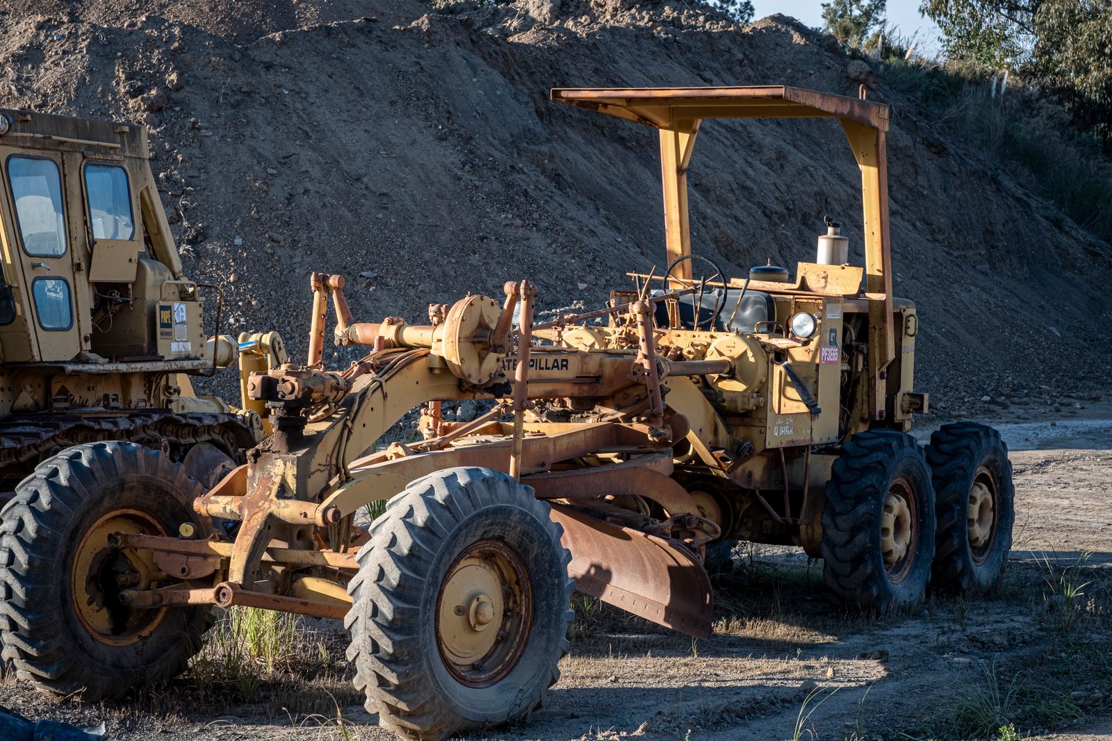 Motoniveladora y bulldozer en un frente de movimiento de tierra